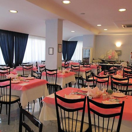 Hotel Monti Ріміні Екстер'єр фото