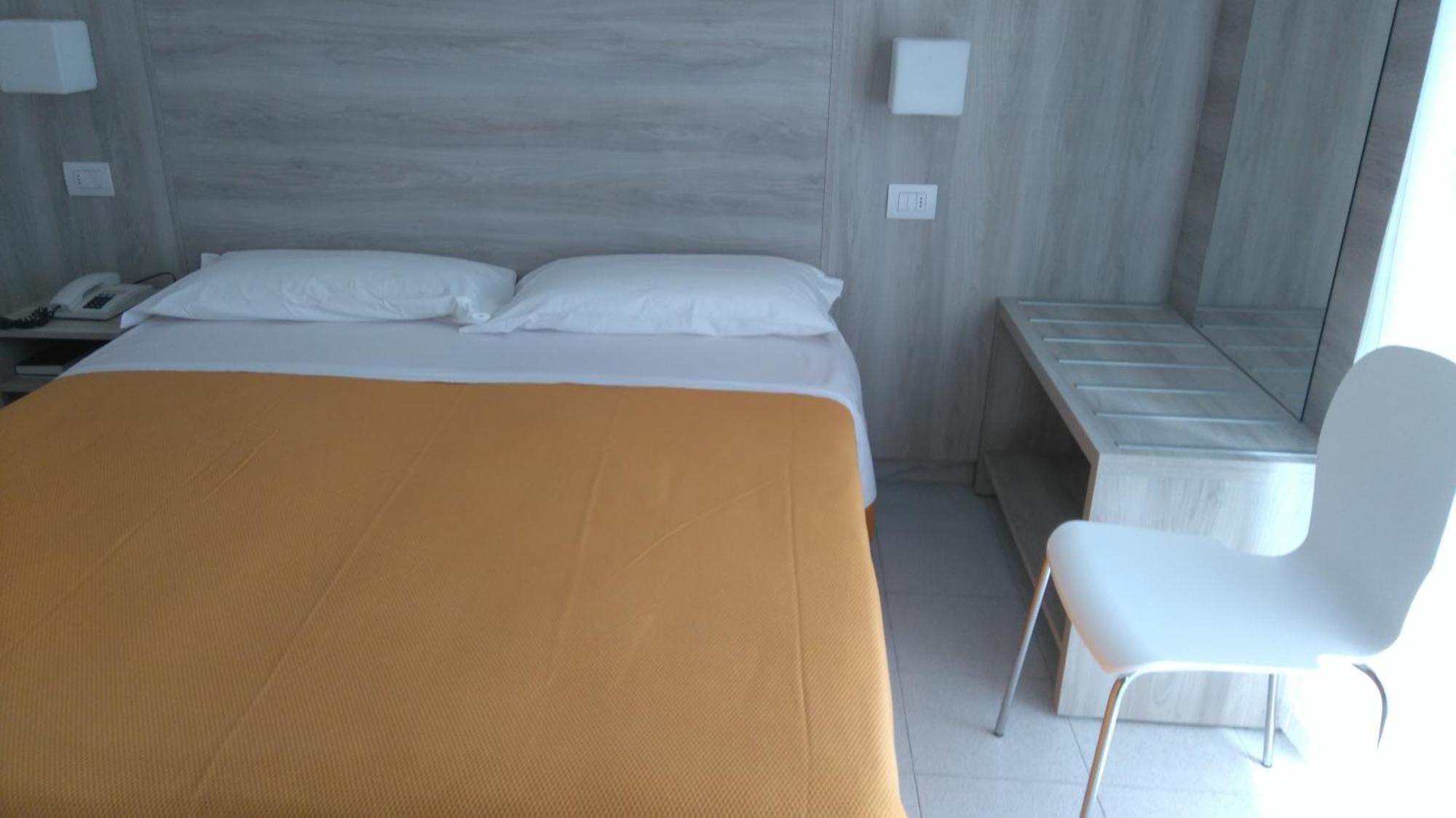 Hotel Monti Ріміні Екстер'єр фото